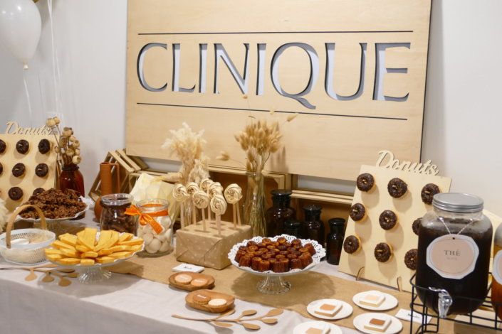 Petit déjeuner pour Clinique et leur nouveau fond de teint Even Better par Studio Candy - Table dans les tons beige, chocolat, sable, cagettes de bois et fleurs séchées