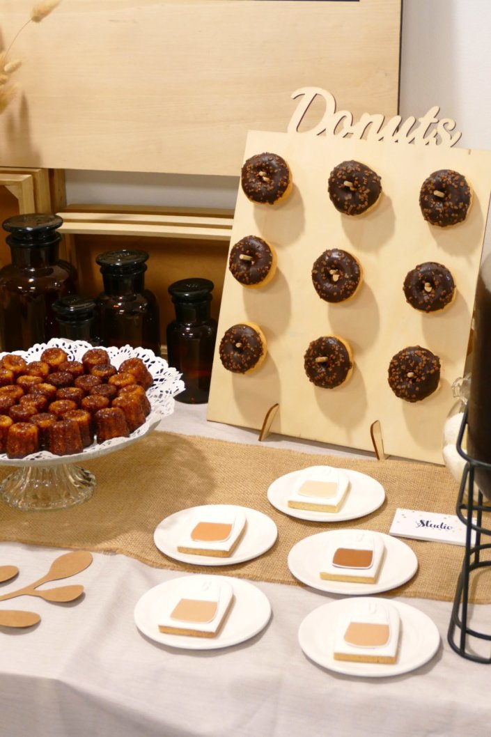 Petit déjeuner pour Clinique et leur nouveau fond de teint Even Better par Studio Candy - Table dans les tons beige, chocolat, sable, cagettes de bois et fleurs séchées