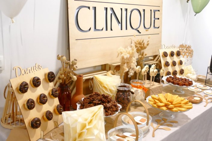 Petit déjeuner pour Clinique et leur nouveau fond de teint Even Better par Studio Candy - Table dans les tons beige, chocolat, sable, cagettes de bois et fleurs séchées