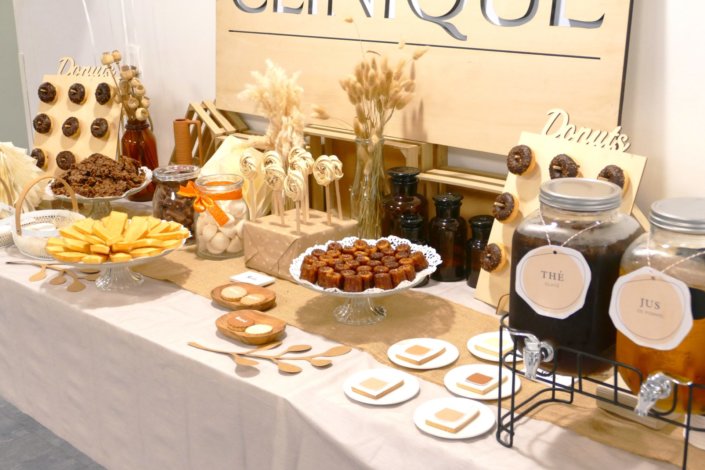 Petit déjeuner pour Clinique et leur nouveau fond de teint Even Better par Studio Candy - Table dans les tons beige, chocolat, sable, cagettes de bois et fleurs séchées