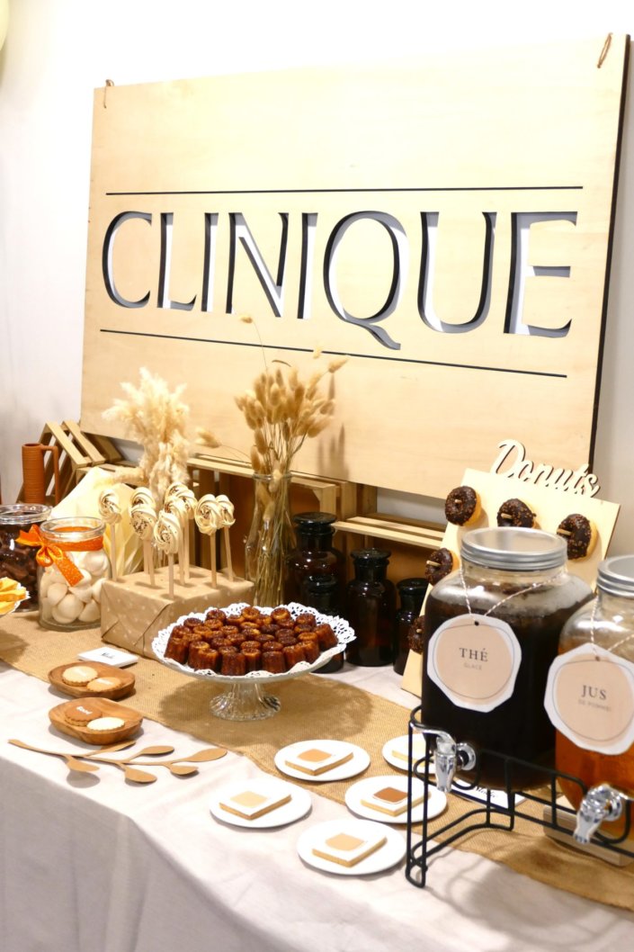 Petit déjeuner pour Clinique et leur nouveau fond de teint Even Better par Studio Candy - Table dans les tons beige, chocolat, sable, cagettes de bois et fleurs séchées