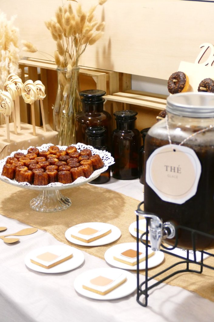 Petit déjeuner pour Clinique et leur nouveau fond de teint Even Better par Studio Candy - Table dans les tons beige, chocolat, sable, cagettes de bois et fleurs séchées