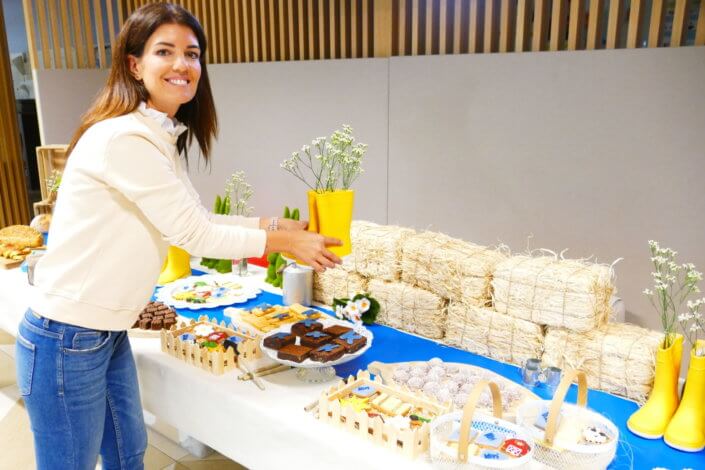 Table décorée pour Kiri avec petits sablés sur mesure : ferme, botte de foin, tracteur, vache, financiers, mini cannelés, brownie chocolat et bar à pain pour se tartiner son kiri ! Décoration champêtre enfantine avec de petites bottes fleuries, des fleurs des champs, des bottes de foin.