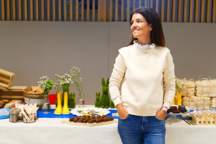 Table décorée pour Kiri avec petits sablés sur mesure : ferme, botte de foin, tracteur, vache, financiers, mini cannelés, brownie chocolat et bar à pain pour se tartiner son kiri ! Décoration champêtre enfantine avec de petites bottes fleuries, des fleurs des champs, des bottes de foin.