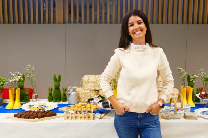 Table décorée pour Kiri avec petits sablés sur mesure : ferme, botte de foin, tracteur, vache, financiers, mini cannelés, brownie chocolat et bar à pain pour se tartiner son kiri ! Décoration champêtre enfantine avec de petites bottes fleuries, des fleurs des champs, des bottes de foin.