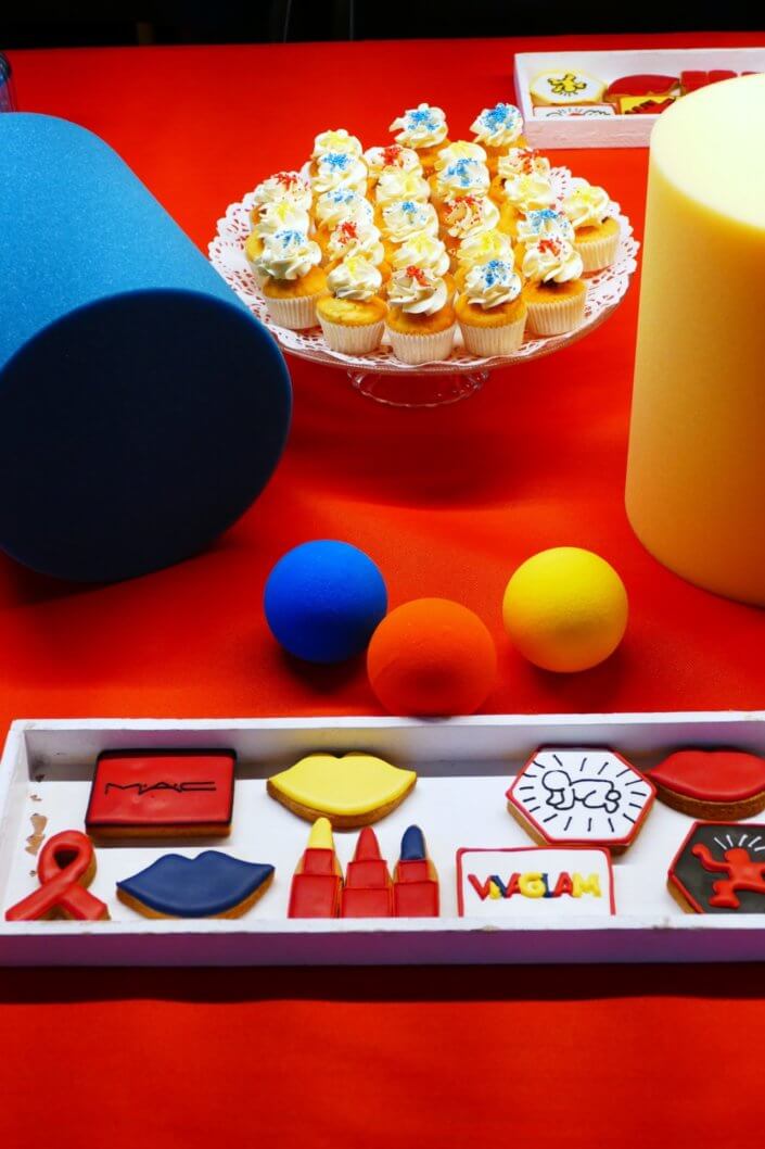 Table décorée pour la campagne M.A.C Viva Glam par Studio Candy - Candy Bar bleu, rouge et jaune, pâtisseries sur mesure Keith Haring