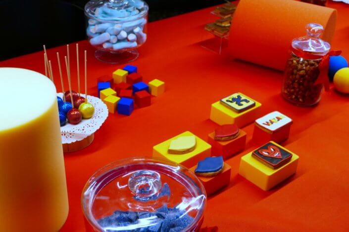 Table décorée pour la campagne M.A.C Viva Glam par Studio Candy - Candy Bar bleu, rouge et jaune, pâtisseries sur mesure Keith Haring