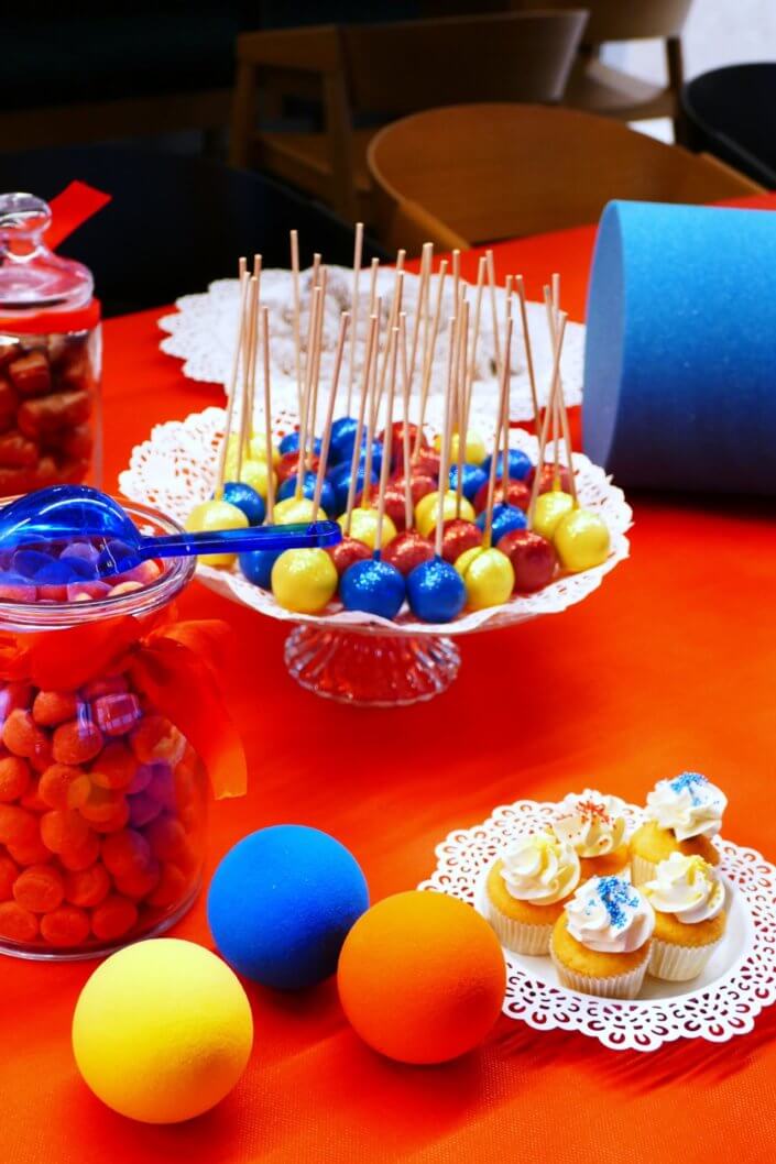 Table décorée pour la campagne M.A.C Viva Glam par Studio Candy - Candy Bar bleu, rouge et jaune, pâtisseries sur mesure Keith Haring