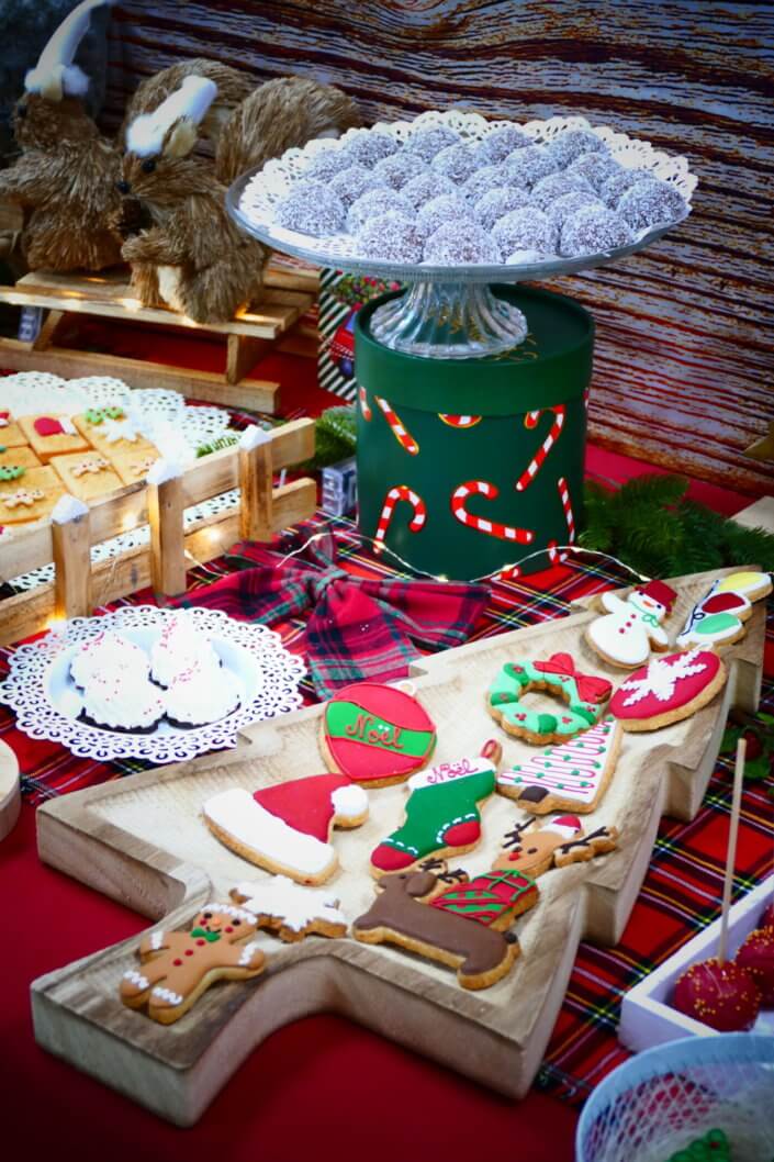 Arbre de Noël chez Eurazeo par Studio Candy avec pâtisseries sur mesure comme les sablés décorés de Noël, les meringues sapins, les cakepops, les cupcakes, candy bar et animations pour les enfants