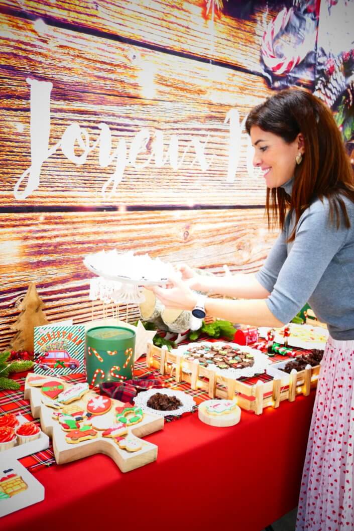 Arbre de Noël chez Eurazeo par Studio Candy avec pâtisseries sur mesure comme les sablés décorés de Noël, les meringues sapins, les cakepops, les cupcakes, candy bar et animations pour les enfants