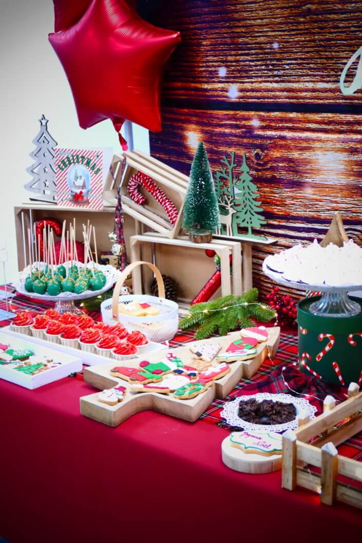 Arbre de Noël chez Eurazeo par Studio Candy avec pâtisseries sur mesure comme les sablés décorés de Noël, les meringues sapins, les cakepops, les cupcakes, candy bar et animations pour les enfants