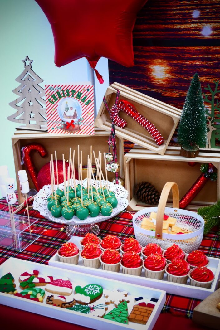 Arbre de Noël chez Eurazeo par Studio Candy avec pâtisseries sur mesure comme les sablés décorés de Noël, les meringues sapins, les cakepops, les cupcakes, candy bar et animations pour les enfants