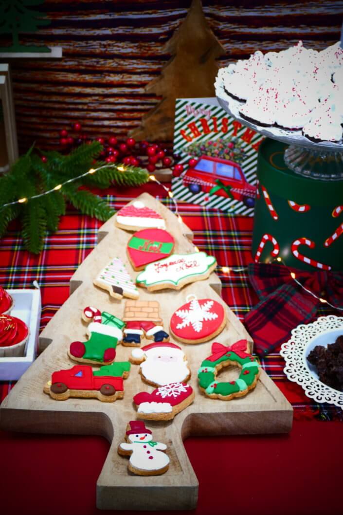 Arbre de Noël chez Eurazeo par Studio Candy avec pâtisseries sur mesure comme les sablés décorés de Noël, les meringues sapins, les cakepops, les cupcakes, candy bar et animations pour les enfants