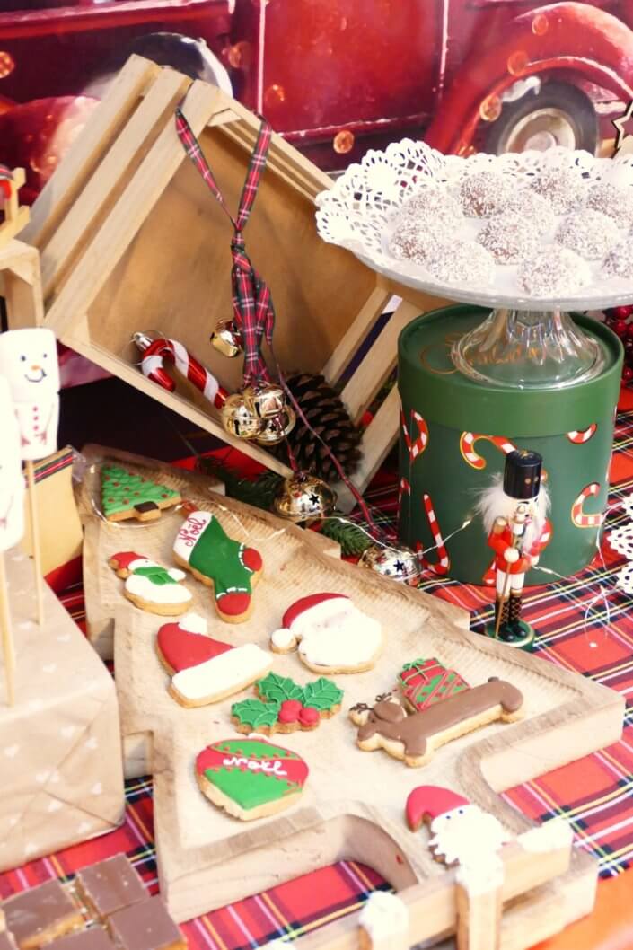 Arbre de Noël vintage au cabinet Jeantet avec un gros goûter de Noël, un candy bar, des animations et des ateliers créatifs pour les enfants et les adultes