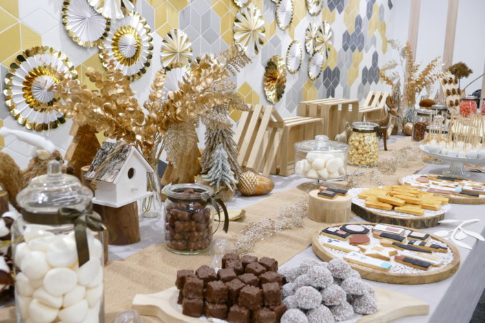 remise des médailles chez L'Oréal avec une table de goûter sur mesure réalisée par Studio Candy tout en or, bois et beige avec des sablés décorés Kerastase, Vichy, vernis Essie, crème CeraVe