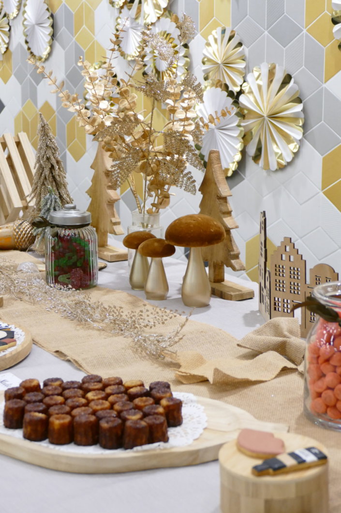 remise des médailles chez L'Oréal avec une table de goûter sur mesure réalisée par Studio Candy tout en or, bois et beige avec des sablés décorés Kerastase, Vichy, vernis Essie, crème CeraVe