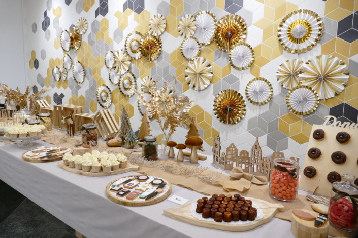 remise des médailles chez L'Oréal avec une table de goûter sur mesure réalisée par Studio Candy tout en or, bois et beige avec des sablés décorés Kerastase, Vichy, vernis Essie, crème CeraVe