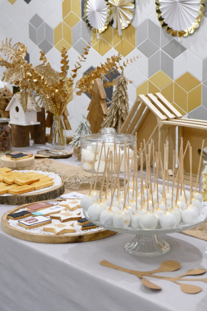 remise des médailles chez L'Oréal avec une table de goûter sur mesure réalisée par Studio Candy tout en or, bois et beige avec des sablés décorés Kerastase, Vichy, vernis Essie, crème CeraVe