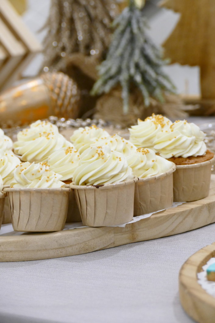 remise des médailles chez L'Oréal avec une table de goûter sur mesure réalisée par Studio Candy tout en or, bois et beige avec des sablés décorés Kerastase, Vichy, vernis Essie, crème CeraVe