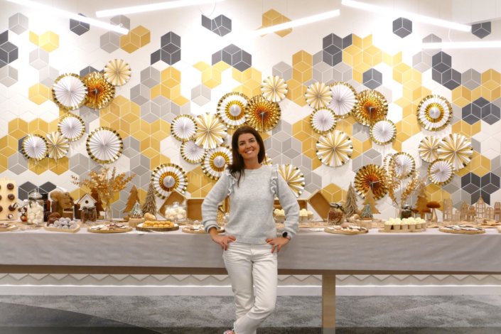 remise des médailles chez L'Oréal avec une table de goûter sur mesure réalisée par Studio Candy tout en or, bois et beige avec des sablés décorés Kerastase, Vichy, vernis Essie, crème CeraVe