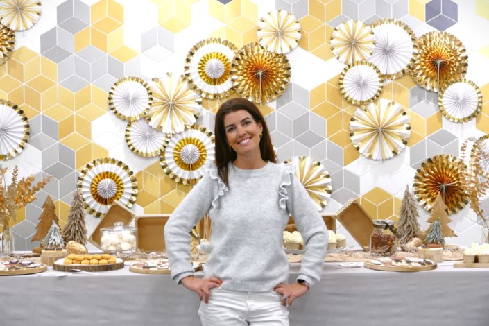 remise des médailles chez L'Oréal avec une table sur mesure réalisée par Studio Candy tout en or, bois et beige