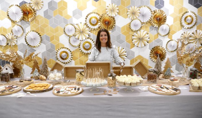 remise des médailles chez L'Oréal avec une table de goûter sur mesure réalisée par Studio Candy tout en or, bois et beige avec des sablés décorés Kerastase, Vichy, vernis Essie, crème CeraVe