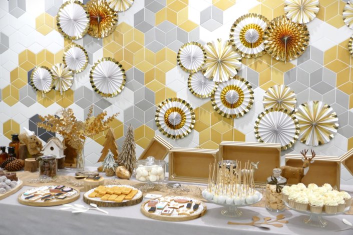 remise des médailles chez L'Oréal avec une table de goûter sur mesure réalisée par Studio Candy tout en or, bois et beige avec des sablés décorés Kerastase, Vichy, vernis Essie, crème CeraVe