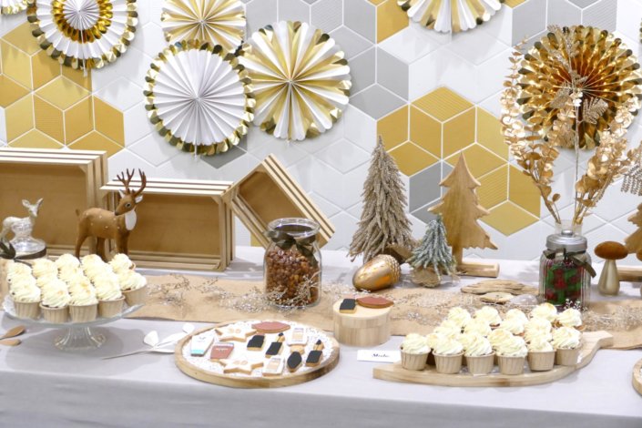 remise des médailles chez L'Oréal avec une table de goûter sur mesure réalisée par Studio Candy tout en or, bois et beige avec des sablés décorés Kerastase, Vichy, vernis Essie, crème CeraVe