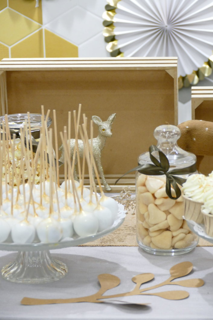 remise des médailles chez L'Oréal avec une table de goûter sur mesure réalisée par Studio Candy tout en or, bois et beige avec des sablés décorés Kerastase, Vichy, vernis Essie, crème CeraVe