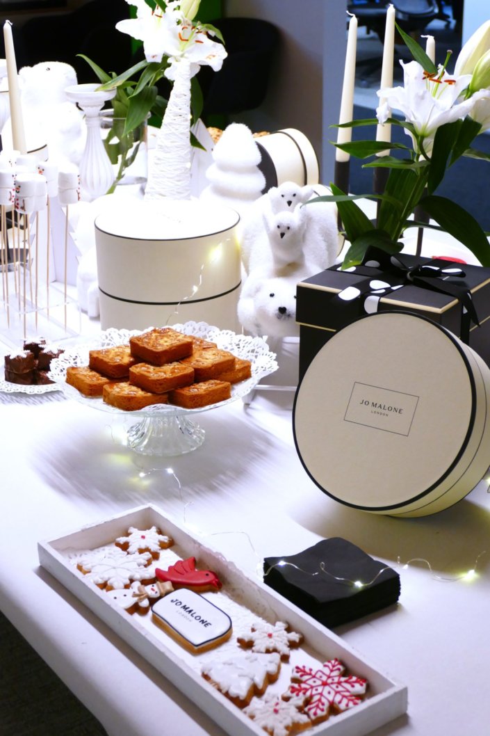 Goûter de Noël pour Jo Malone par Studio Candy - sablés décorés sur mesure, pâtisseries, décoration, fleurs fraîches et bougies