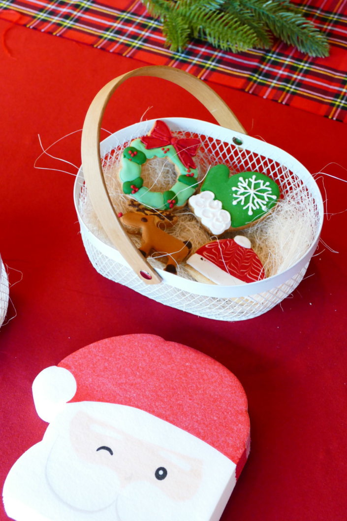 Arbre de Noël chez vivien et associés par studio candy avec goûter de Noël, ateliers créatifs de Noël, distribution des cadeaux par le Père Noël, espace tout-petits, lutin sculpteur de ballons, mini contes de Noël