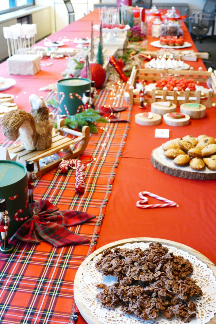 Arbre de Noël chez vivien et associés par studio candy avec goûter de Noël, ateliers créatifs de Noël, distribution des cadeaux par le Père Noël, espace tout-petits, lutin sculpteur de ballons, mini contes de Noël