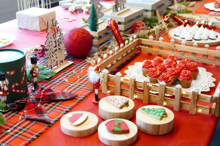 Arbre de Noël chez vivien et associés par studio candy avec goûter de Noël, ateliers créatifs de Noël, distribution des cadeaux par le Père Noël, espace tout-petits, lutin sculpteur de ballons, mini contes de Noël