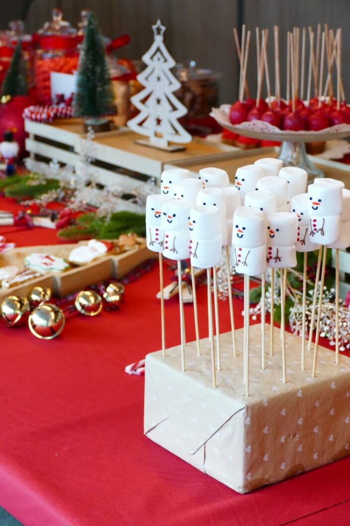 Arbre de Noël chez vivien et associés par studio candy avec goûter de Noël, ateliers créatifs de Noël, distribution des cadeaux par le Père Noël, espace tout-petits, lutin sculpteur de ballons, mini contes de Noël