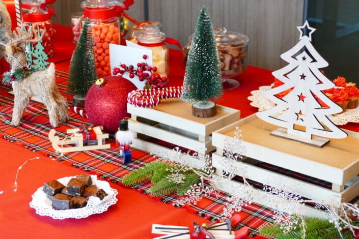 Arbre de Noël chez vivien et associés par studio candy avec goûter de Noël, ateliers créatifs de Noël, distribution des cadeaux par le Père Noël, espace tout-petits, lutin sculpteur de ballons, mini contes de Noël