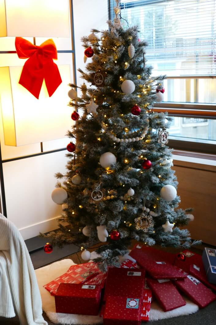 Arbre de Noël chez vivien et associés par studio candy avec goûter de Noël, ateliers créatifs de Noël, distribution des cadeaux par le Père Noël, espace tout-petits, lutin sculpteur de ballons, mini contes de Noël