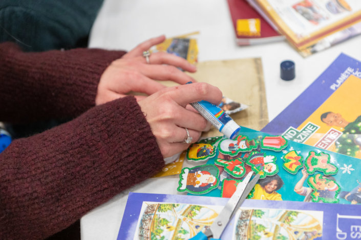 Arbre de Noël Aldi par Studio Candy avec goûter de Noël polaire, ateliers créatifs, maquillage enfants, contes de Noël, lutin et Père Noël