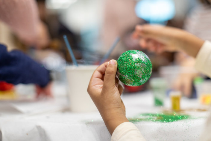 Arbre de Noël Aldi par Studio Candy avec goûter de Noël polaire, ateliers créatifs, maquillage enfants, contes de Noël, lutin et Père Noël