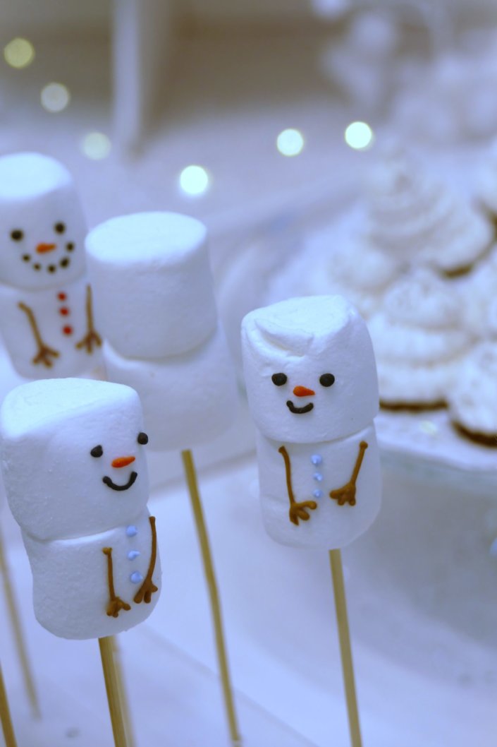 Goûter de Noël Polaire avec mini cupcakes, cakepops, brochettes de chamallows, candybar, boissons, décoration hiver polaire en blanc, argent et bleu glacier