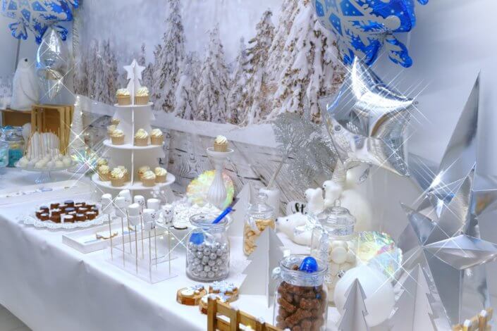 Goûter de Noël Polaire avec mini cupcakes, cakepops, brochettes de chamallows, candybar, boissons, décoration hiver polaire en blanc, argent et bleu glacier