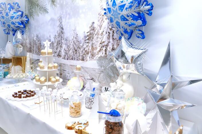 Goûter de Noël Polaire avec mini cupcakes, cakepops, brochettes de chamallows, candybar, boissons, décoration hiver polaire en blanc, argent et bleu glacier