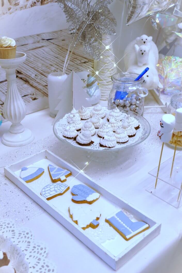 Goûter de Noël Polaire avec mini cupcakes, cakepops, brochettes de chamallows, candybar, boissons, décoration hiver polaire en blanc, argent et bleu glacier