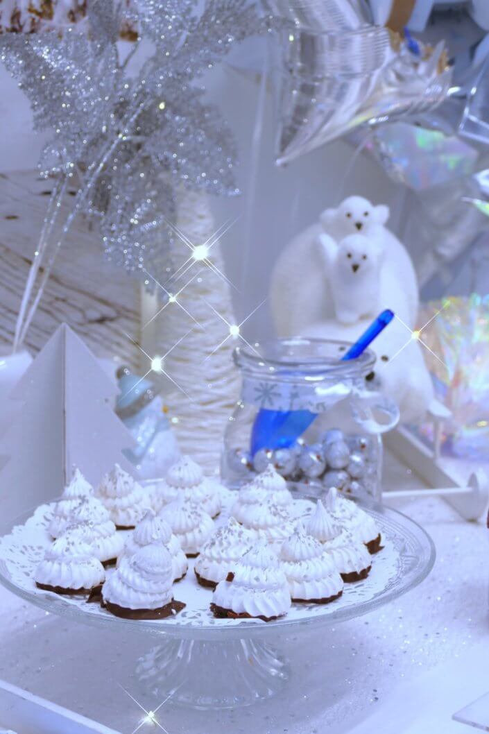 Goûter de Noël Polaire avec mini cupcakes, cakepops, brochettes de chamallows, candybar, boissons, décoration hiver polaire en blanc, argent et bleu glacier