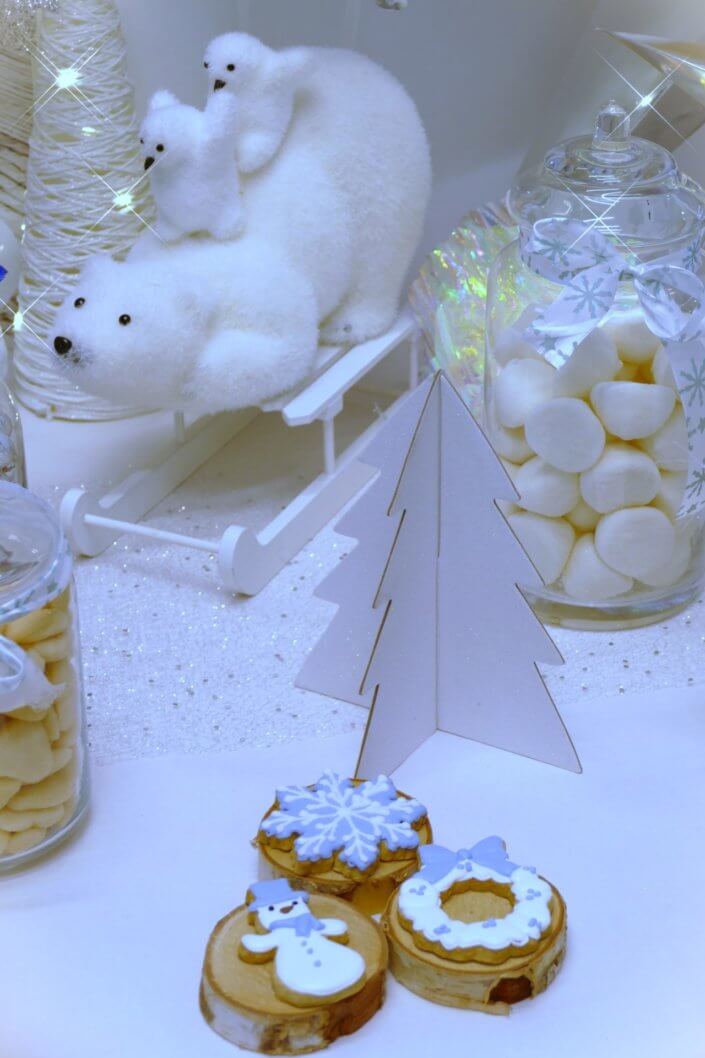 Goûter de Noël Polaire avec mini cupcakes, cakepops, brochettes de chamallows, candybar, boissons, décoration hiver polaire en blanc, argent et bleu glacier