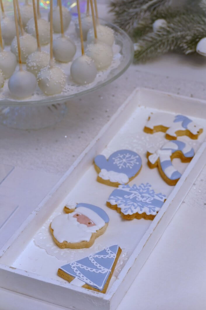 Goûter de Noël Polaire avec mini cupcakes, cakepops, brochettes de chamallows, candybar, boissons, décoration hiver polaire en blanc, argent et bleu glacier