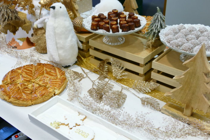 Evénement Galette des Rois chez Amiral Gestion par Studio Candy avec pâtisseries sur mesure, galettes, candy bar, boissons et décoration en blanc et or