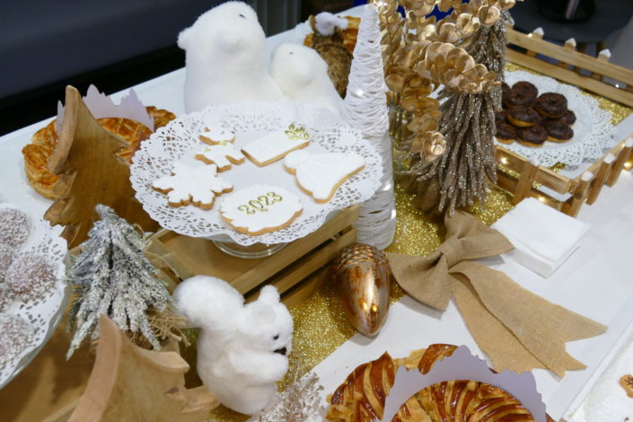 Evénement Galette des Rois chez Amiral Gestion par Studio Candy avec pâtisseries sur mesure, galettes, candy bar, boissons et décoration en blanc et or