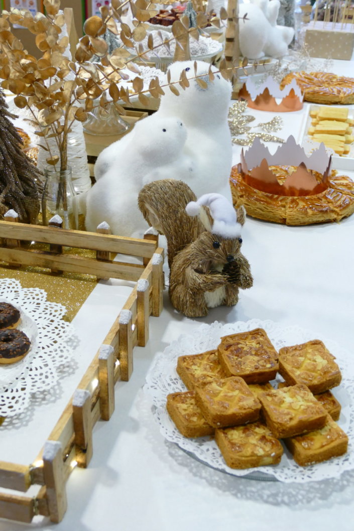 Evénement Galette des Rois chez Amiral Gestion par Studio Candy avec pâtisseries sur mesure, galettes, candy bar, boissons et décoration en blanc et or