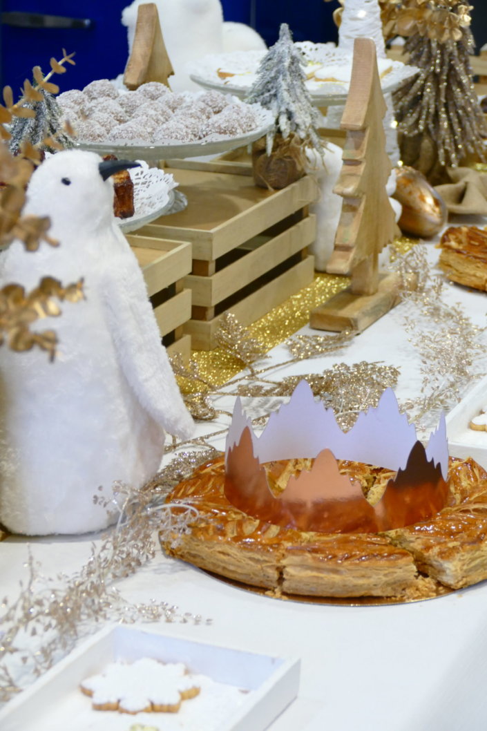 Evénement Galette des Rois chez Amiral Gestion par Studio Candy avec pâtisseries sur mesure, galettes, candy bar, boissons et décoration en blanc et or