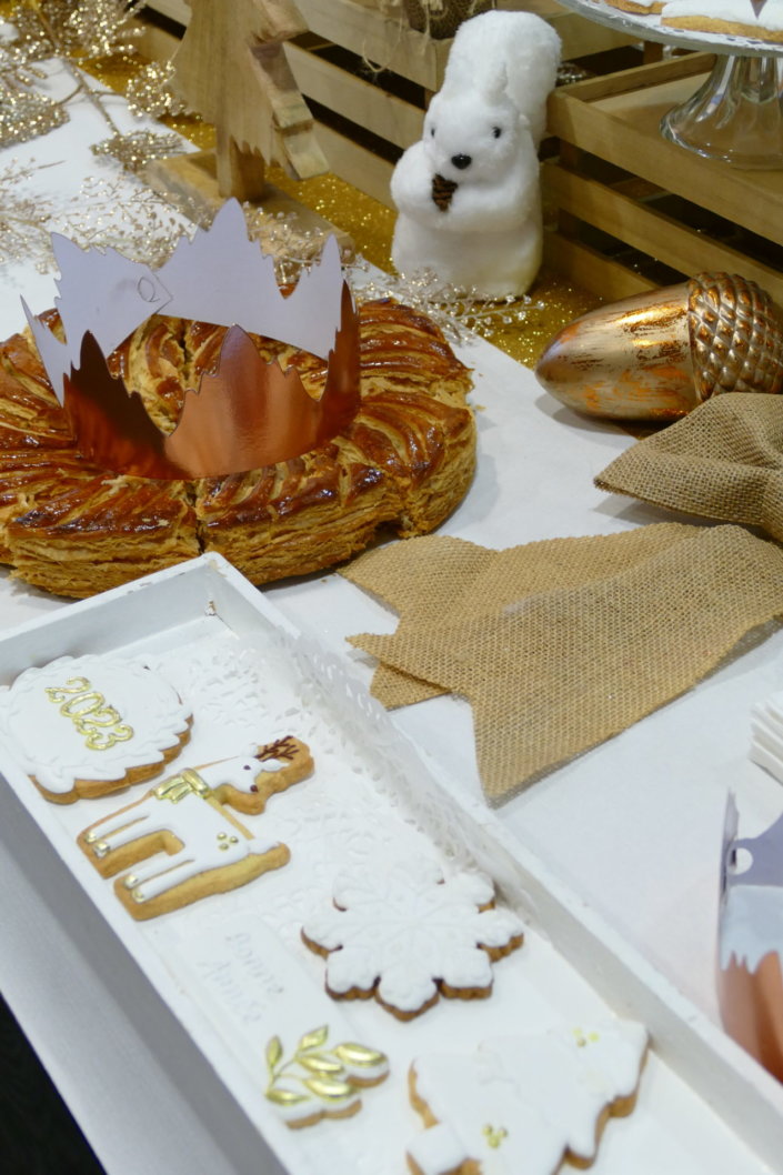 Evénement Galette des Rois chez Amiral Gestion par Studio Candy avec pâtisseries sur mesure, galettes, candy bar, boissons et décoration en blanc et or